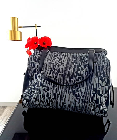 SAC À MAIN " GRACE " JITKA KLETT CUIR NOIR ET TISSUS IMPRIMÉ GRIS ET NOIR